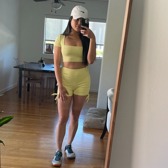 Bo + Tee Pale Yellow shorts crop top workout set Small - Picture 1 of 7